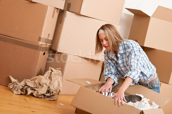 Költözés boldog nő doboz új otthon konyha Stock fotó © CandyboxPhoto