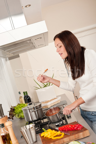 Felice donna cottura salsa di pomodoro cucina giovani Foto d'archivio © CandyboxPhoto