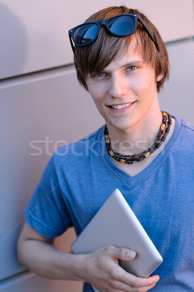 Studente ragazzo tablet guardando fotocamera felice Foto d'archivio © CandyboxPhoto