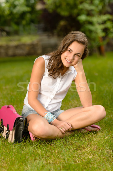 Stockfoto: Glimlachend · tienermeisje · vergadering · gras · roze · natuur