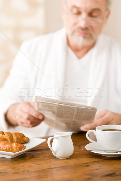 Imagine de stoc: Senior · om · matur · mic · dejun · cafea · croissant · ochelari