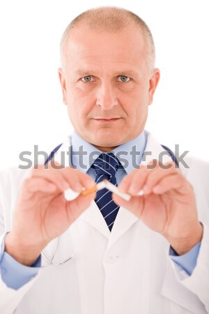 Stop dohányzás érett férfi orvos törik cigaretta Stock fotó © CandyboxPhoto