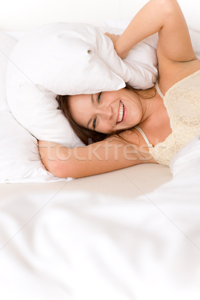 Dormitor lenes femeie in sus acasă relaxa Imagine de stoc © CandyboxPhoto