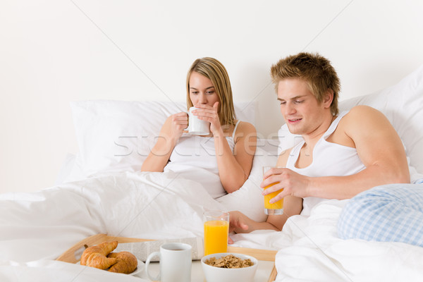 Luksusowe hotel miesiąc miodowy śniadanie para bed Zdjęcia stock © CandyboxPhoto