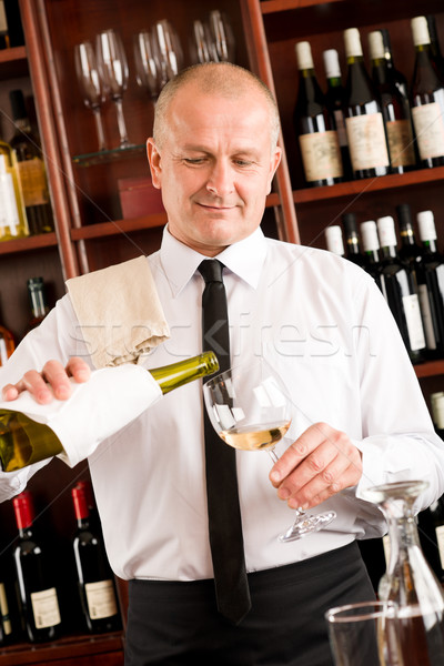Stock foto: Kellner · Weinglas · glücklich · Restaurant · Weinbar