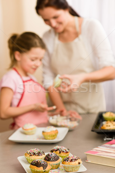 Kleines Mädchen Geschmack Cupcake Mutter home Stock foto © CandyboxPhoto