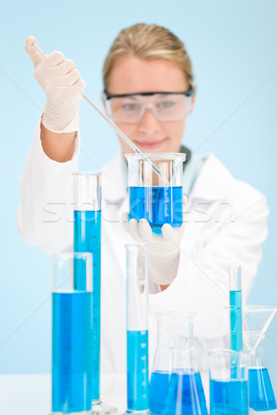 Chimie experiment om de ştiinţă laborator test gripa Imagine de stoc © CandyboxPhoto