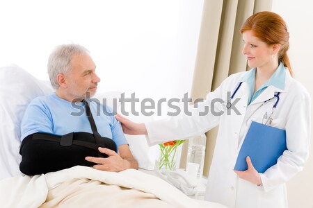 Szpitala lekarza sprawdzić ciśnienie krwi pacjenta podziale Zdjęcia stock © CandyboxPhoto