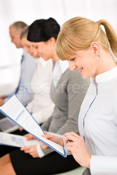 Foto stock: Entrevista · pessoas · de · negócios · espera · estudar · relatório · mulher