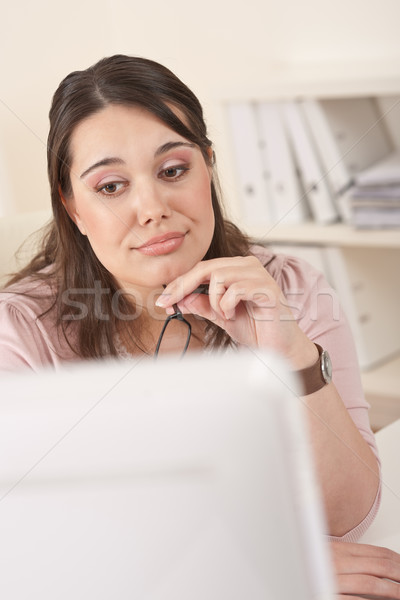 Jonge zakenvrouw kijken computerscherm kantoor denken Stockfoto © CandyboxPhoto
