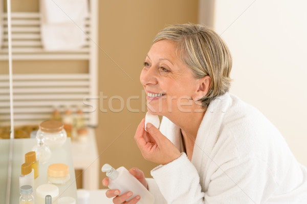 Stock fotó: Idős · nő · arckrém · pamut · fürdőszoba · tiszta