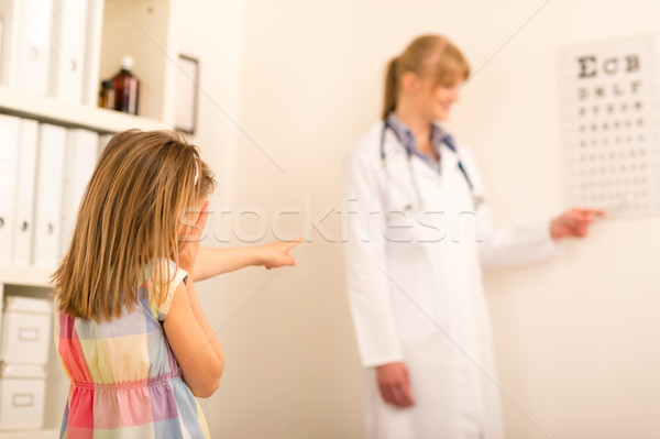 Menina leitura olho traçar pediatra escritório Foto stock © CandyboxPhoto