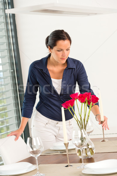 Jonge vrouw kaars tabel rozen romantische tafel Stockfoto © CandyboxPhoto