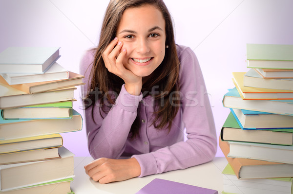 Souriant étudiant fille livres séance pourpre [[stock_photo]] © CandyboxPhoto
