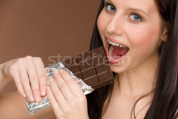 Czekolady portret młoda kobieta gryźć słodycze Zdjęcia stock © CandyboxPhoto