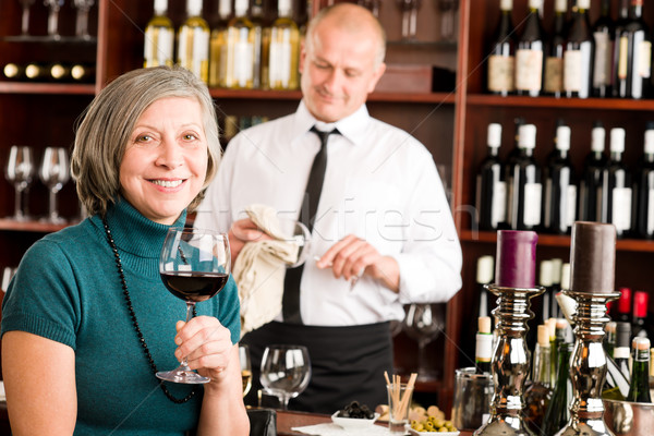 Senior femeie se bucura sticlă de vin barman Imagine de stoc © CandyboxPhoto