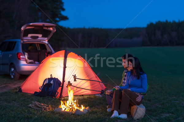 Tent camping auto paar vergadering vreugdevuur Stockfoto © CandyboxPhoto