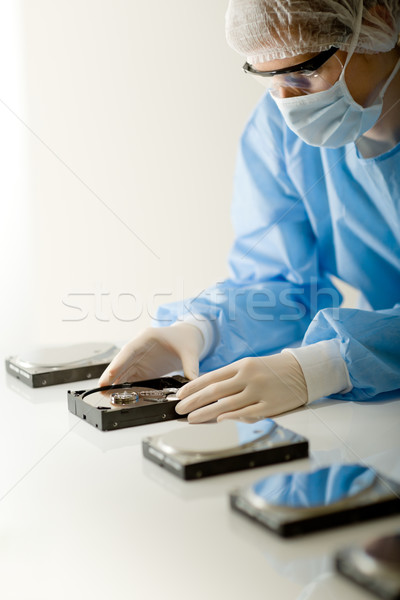 Femeie calculator inginer femeie repara disc Imagine de stoc © CandyboxPhoto