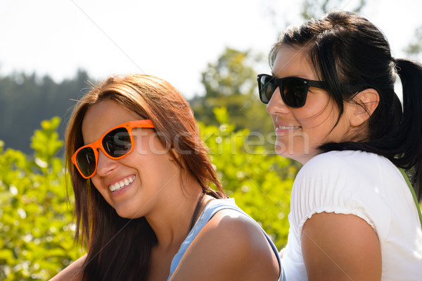 Madre hija relajante parque adolescente sonriendo Foto stock © CandyboxPhoto