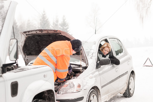 Man auto sneeuw hulp winter Stockfoto © CandyboxPhoto