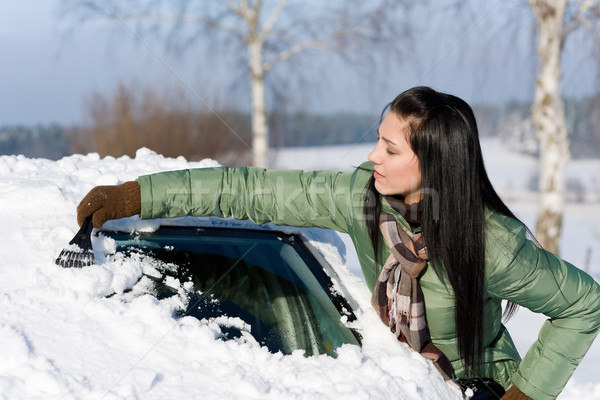 Zimą samochodu kobieta śniegu przednia szyba lodu Zdjęcia stock © CandyboxPhoto