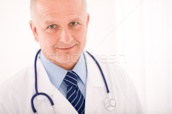 Foto stock: Maduro · médico · masculino · estetoscópio · atravessar · brasão