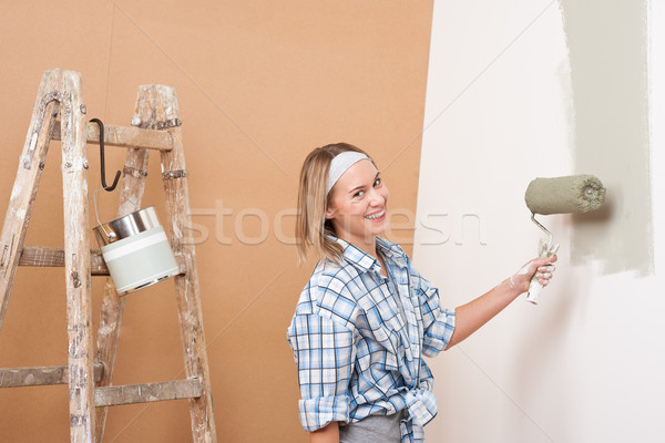 Foto stock: Melhoramento · da · casa · feliz · mulher · pintura · parede · pintar