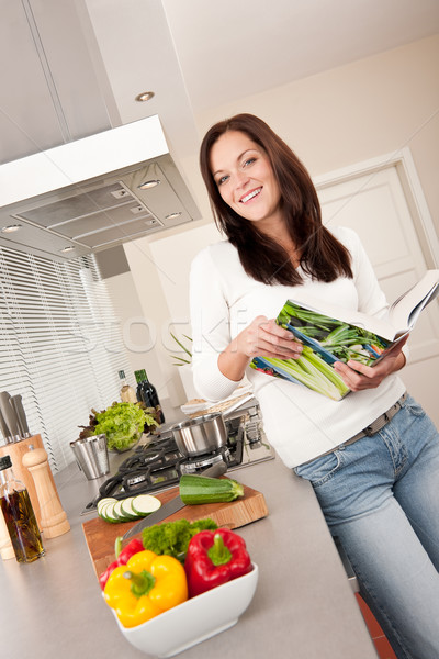 Genç kadın okuma yemek kitabı mutfak bakıyor Stok fotoğraf © CandyboxPhoto