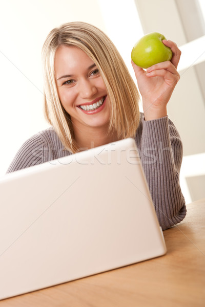 Student uśmiechnięty blond pracy laptop jedzenie Zdjęcia stock © CandyboxPhoto