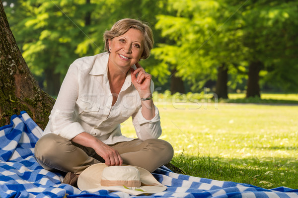 Porträt Senior Frau Sitzung Decke Park Stock foto © CandyboxPhoto