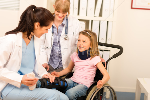 Jovem cadeira de rodas visitar médico pequeno ferido Foto stock © CandyboxPhoto