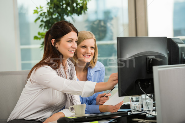 Przedsiębiorców patrząc monitor komputerowy piękna biuro działalności Zdjęcia stock © CandyboxPhoto