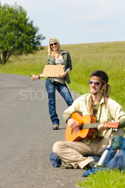 Zdjęcia stock: Plecak · asfalt · drogowego · grać · gitara