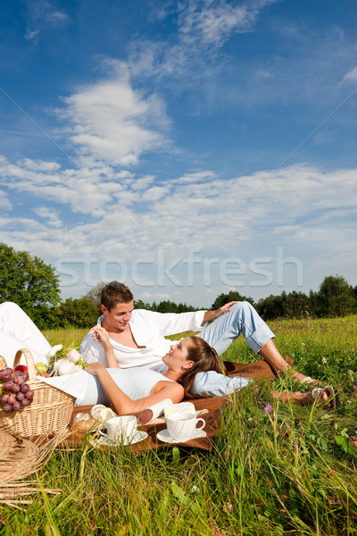 Picnic romantic cuplu primăvară natură Imagine de stoc © CandyboxPhoto