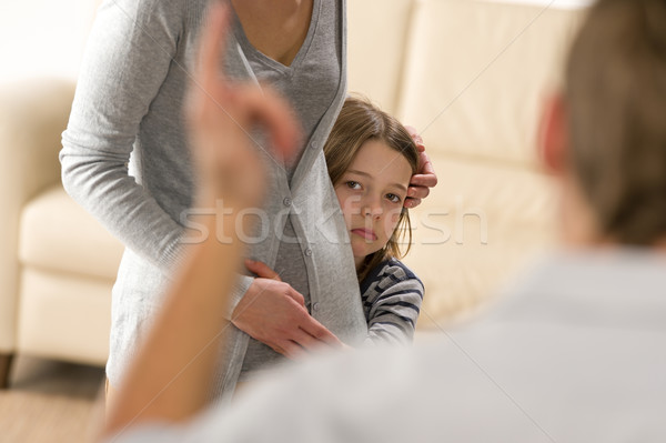 Speriat fetita ascunzatoare in spatele mamă violent Imagine de stoc © CandyboxPhoto