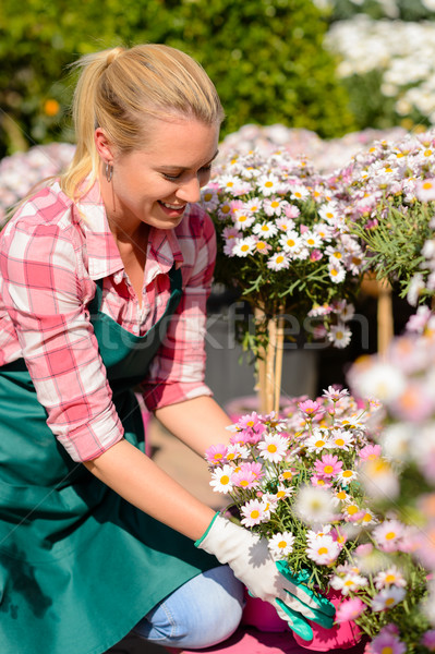 Tuin centrum vrouw naar beneden te kijken bloemen werknemer Stockfoto © CandyboxPhoto