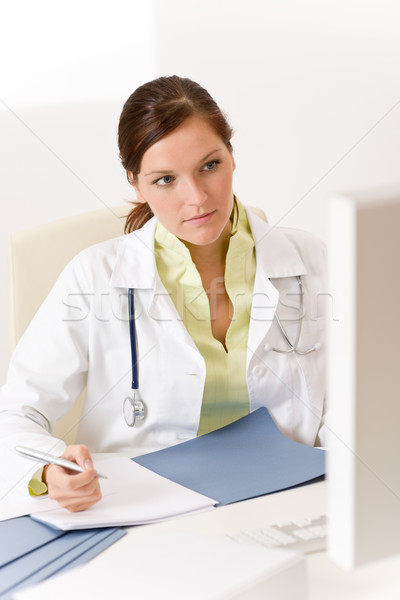 Stock foto: Weiblichen · Arzt · medizinischen · Büro · schreiben · stellt · fest