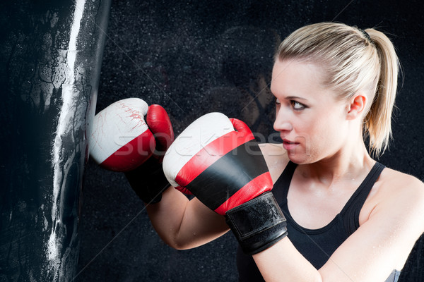 Foto d'archivio: Boxing · formazione · donna · palestra · indossare