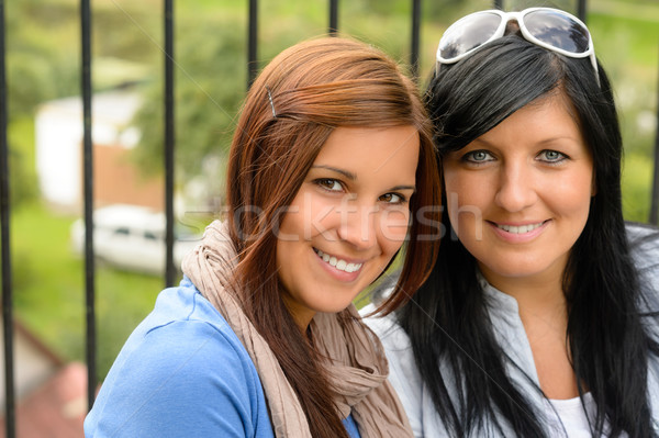 Madre Hija Sonriendo Relajante Unin Junto Foto Stock