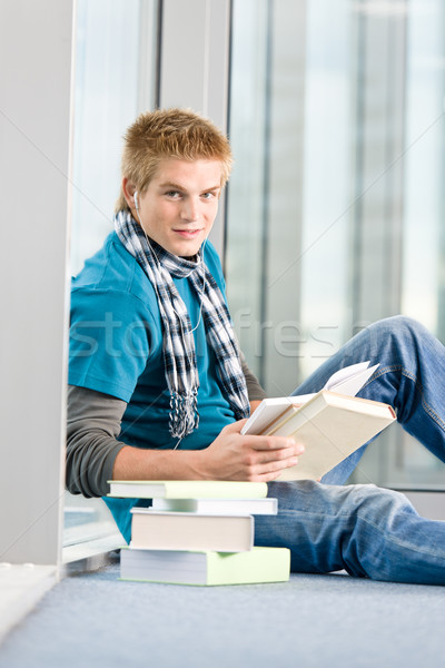 Stock foto: Junger · Mann · Ohrhörer · Pfund · modernen · Glas-Gebäude · Mann