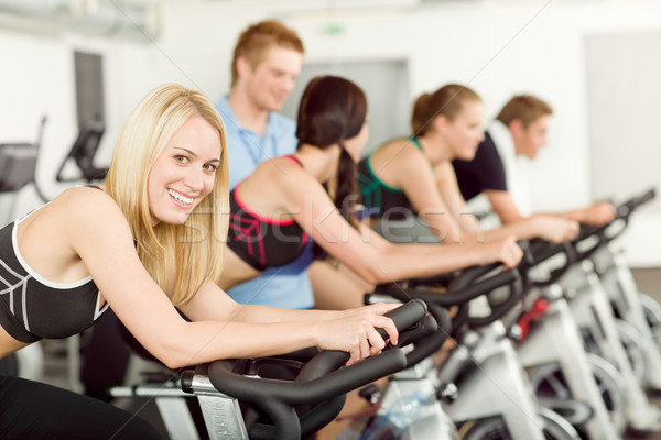 Foto stock: Jovem · fitness · pessoas · bicicleta · instrutor · ginásio