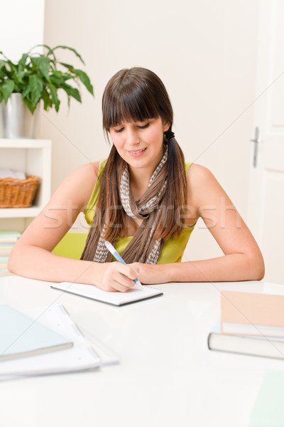 Adolescent fată acasă student scrie teme pentru acasa Imagine de stoc © CandyboxPhoto