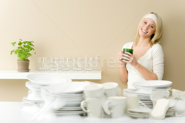 Moderne keuken gelukkig vrouw afwas koffiepauze Stockfoto © CandyboxPhoto
