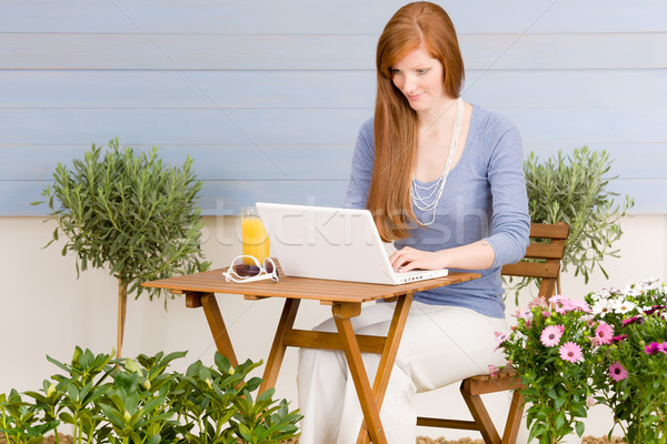 Foto stock: Verão · terraço · mulher · laptop · jardim