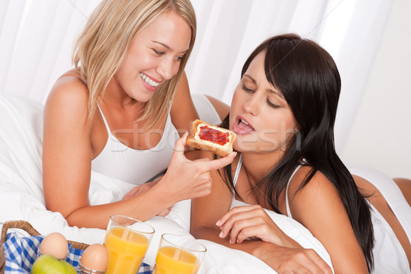 Dwa młodych kobiet śniadanie bed lesbijek Zdjęcia stock © CandyboxPhoto