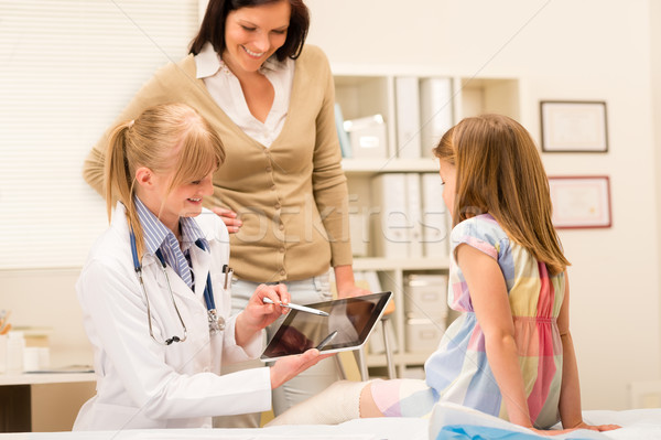 Kinderarzt Punkt xray Mädchen Beinbruch Tablet Stock foto © CandyboxPhoto