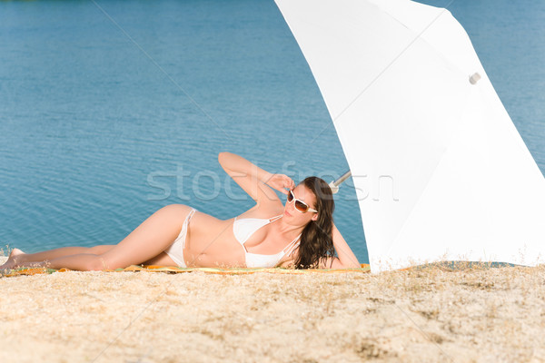 Jovem sensual modelo de biquíni relaxante óculos de sol praia Foto stock © CandyboxPhoto