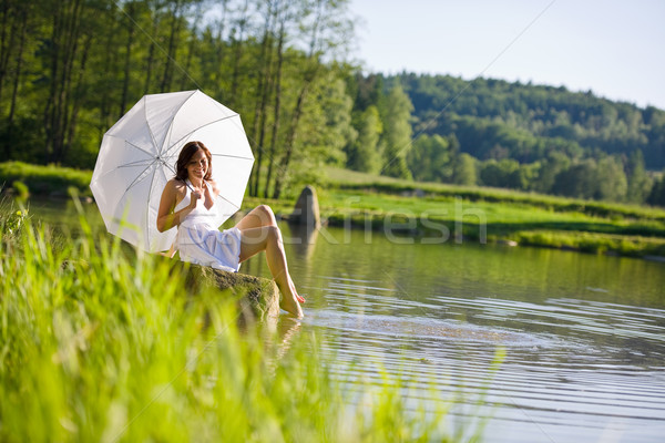 Stok fotoğraf: Mutlu · romantik · kadın · oturma · göl · güneş · şemsiyesi