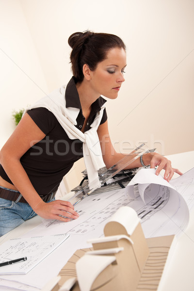 Привлекательная женщина архитектора смотрят планов служба женщину Сток-фото © CandyboxPhoto
