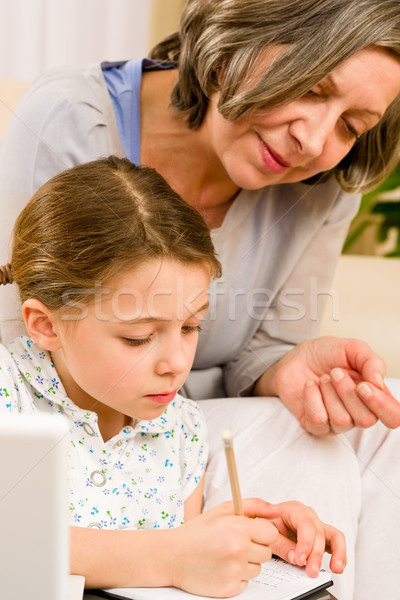 Foto stock: Abuela · ayudar · nieta · deberes · escuela · junto